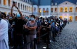 Longue file d'attente du public  pour rendre hommage à l'acteur Jean-Paul Belmondo aux Invalides, le 9 septembre 2021