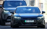 Le prince William (g), au volant d'une voiture, après avoir rendu visite à son épouse la princesse Kate hospitalisée à la London Clinic, le 18 janvier 2024 à Londres