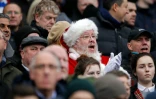 Un supporter de Chelsea déguisé en Père Noël lors d'un match contre West Gam, le 26 décembre 2014 à Stamford Bridge