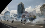 Des heurts entre des manifestants d'opposition et la police à Caracas, au Venezuela, le 19 avril 2017