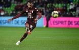Le milieu de terrain de Metz Farid Boulaya ouvre le score sur coup franc face à Saint-Etienne à domicile, lors de la 12e journée de Ligue 1, le 30 octobre 2021 au Stade Saint-Symphorien