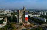 Une vue aérienne de la Tour Genex de Belgrade arborant un drapeau français géant deux jours avant la venue d'Emmanuel Macron en Serbie, le 27 août 2024