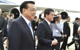 Les Premiers ministres Manuel Valls et chinois Li Keqiang à l'aéroport de Toulouse-Blagnac le 2 juillet 2015