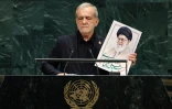 Le président iranien Massoud Pezeshkian exhibe un portrait de l'ancien guide suprême Ali Khamenei à la tribune de l'Assemblée générale de l'ONU à New York, le 23 septembre 2026