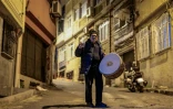 Hakan Özbingöl, joueur de davul (tambour à deux faces), sonne l'heure du dernier repas avant d'entamer le jeûne du ramadan à l'aube, le 24 février 2026 à Istanbul