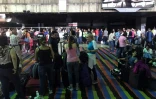Des passagers bloqués à l'aéroport international de Maiquetia, près de Caracas, pendant la grande panne de courant, le 8 mars 2019