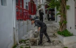 Des ouvrier transportent des pierres sur l'île grecque d'Amorgos, le 15 février 2025