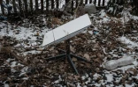 Le système de connexion Internet par satellite Starlink utilisé par les militaires ukrainiens est visible à Bakhmout, dans l'est de l'Ukraine, le 1er février 2023