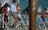 Ivanka Trump et son mari Jared Kushner se dirigent vers un bateau-taxi après leur arrivée à l'aéroport de Venise Marco Polo, le 24 juin 2025