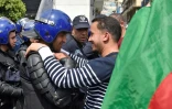Un Algérien embrasse un agent des forces de l'ordre lors d'une manifestation anti-gouvernementale le 23 avril 2019 à Alger