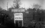 Panneau à l'entrée du village d'Oradour-sur-Glane au lendemain de la Seconde guerre mondiale