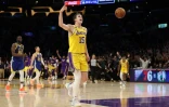 Austin Reaves des Los Angeles vient de rentrer un panier contre les Golden State Warriors dans le match N.6 de la demi-finale de conférence en NBA le 12 mai 2023 à la Crypto.com Arena à Los Angeles