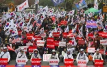 Des partisans de l'ex-présidente sud-coréenne Park Geun-hye lors d'un rassemblement devant le tribuanl de Séoul, le 6a vril 2018