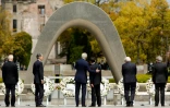 John Kerry et Fumio Kishida devant le cénotaphe qui abrite les noms des victimes du bombardement atomique, le 11 avril 2016 à Hiroshima 