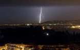 Un éclair frappe la Baie des Anges à Nice le 3 février 2017