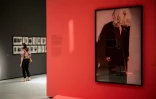 Une visiteuse de l'exposition consacrée à la photographe américaine Cindy Sherman, le 17 septembre 2020 à la Fondation Louis Vuitton, à Paris