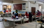 Des malades de la dengue et leurs proches à l'hôpital Mugda de Dacca, le 3 octobre 2023