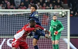 Le capitaine parisien Marquinhos à la lutte avec l'attaquant sénégalais de Brest Abdallah Sima lors du barrage aller d'accession aux huitièmes de finale de la Ligue des champions le 11 février 2025 à Guingamp

