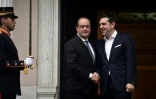 Le Premier ministre grec Alexis Tsipras (D) reçoit le président français Francois Hollande (G) à Athènes, le 23 octobre 2015