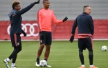 Les défenseurs du Bayern David Alaba (g), Jerome Boateng (c) et le milieu de terrain Franck Ribéry lors d'un entraînement, le 26 avril 2016 à Munich