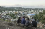 Une bande de garçons discute sur une colline surplombant Kawéni, près de Mamoudzou, à Mayotte, le 26 avril 2023  