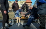 Partie d'échecs sur la promenade centrale de Lviv, en Ukraine, le 20 mars 2022