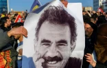 Des partisans tiennent un poster du fondateur du Parti des travailleurs du Kurdistan (PKK) Abdullah Öcalan, en Turquie le 27 février 2025