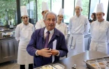 Le chef Michel Guérard, triplement étoilé au guide Michelin depuis 1977, pose avec des élèves de l'école de cuisine qu'il a créée, le 26 septembre 2013 dans son restaurant d'Eugénie-les-Bains, dans les Landes