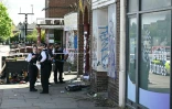 Des policiers sur les lieux d'un incendie criminel qui a visé un local où était installée une organisation caritative juive, dans le nord-ouest de Londres, le 18 avril 2026