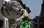 Un thermomètre de pharmancie indique une température de 46°C à Rome, le 18 juillet 2023