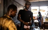 Un électeur vote à Kroo Bay Slum, un quartier de Freetown, le 24 juin 2023 en Sierra Leone