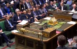 La Première ministre Theresa May s'exprime lors de la séance des questions au parlement à Londres le 27 mars 2019