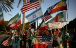 Des manifestants agitent des drapeaux de l'Iran pré-révolutionnaire à l'extérieur du stade où s'entraîne la sélection iranienne, le 14 juin 2026 à Los Angeles, à la veille de son entrée en lice dans le Mondial contre la Nouvelle-Zélande