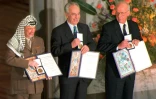 Yasser Arafat (G), Shimon Peres (C) et Yitzhak Rabin lors de leur remise du prix Nobel de la Paix, le 11 décembre 1994 à Oslo