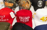 Une casquette "Trump 2028" en vente à la conférence conservatrice CPAC, à Grapevine, au Texas, le 25 mars 2026