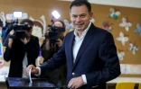 Le Premier ministre sortant, Luis Montenegro, vote lors des législatives, le 18 mai 2025 à Espiinho, au Portugal