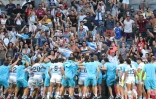 Les joueurs argentins célèbrent avec leurs supporters leur première victoire face aux All Blacks, le 14 novembre à Sydney, à la fin de leur match de Rugby Championship