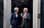 La Première ministre britannique Theresa May discute avec le président de la Commission européenne Jean-Claude Juncker (d), au 10 Downing Street à Londres, le 26 avril 2017