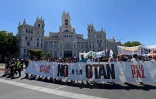 Des manifestants exigent la dissolution de l'Otan et réclament  la paix, le 26 juin 2022 à Madrid, à deux jours de l'ouverture du prochain sommet de l'Alliance atlantique dans la capitale espagnole