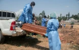 Un prêtre procède à une cérémonie de bénédiction au cimetière de Mbiyo pour une victime du virus Ebola, le 19 juin 2026 à Bunia, en RDC