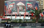 Une peinture murale avec un portrait de l'ayatollah Ali Khamenei, le guide suprême iranien tué le 28 février, le 22 mars 2026 sur la place Valiasr de Téhéran