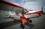Le curé de Moissac, Pierre Hoan, et le maraîcher léo Carussi aux commandes d'un avion Piper, à l'aérodrome Gandalou, le 21 mai 2022 à Castelsarrasin, dans le Tarn-et-Garonne