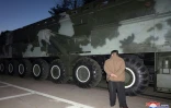 Photo diffusée le 19 décembre 2023 par KCNA du dirigeant nord-coréen Kim Jong Un qui assiste à la préparation du tir d'un missile Hwasong-18 de classe ICBM