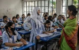 Une écolière répond aux questions de sa maîtresse après des semaines de manifestations à Dacca, au Bangladesh, le 18 août 2024