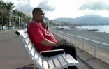Bruno Razafitrimo assis sur un banc sur la promenade des Anglais à Nice le 1er juillet 2022 a perdu sa femme lors de l'attentat du 14 juillet 2016 