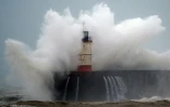 Déferlantes sur le phare de Newhaven le 9 février 2020, sur la côte sud de l'Angleterre, traversé par la tempête Ciara