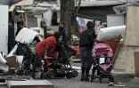 Des membres de la communauté rom dans le camp de Bobigny, le 27 mars 2019 deux jours après que le camp a été attaqué suite à des fausses rumeurs d'enlèvement