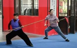 Des femmes pratiquent le kung-fu d'Emei à Emeishan, dans la province du Sichuan, le 22 février 2025 dans le sud-ouest de la Chine