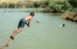 Un jeune Irakien du camp d'Al-Khazir nagent dans la rivière entre Arbil et Mossoul, le 11 juin 2017