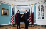 Le secrétaire d'Etat américain Mike Pompeo (D) reçoit à Washington le ministre des Affaires étrangères qatari Mohammed ben Abderrahmane Al-Thani, le 21 août 2018